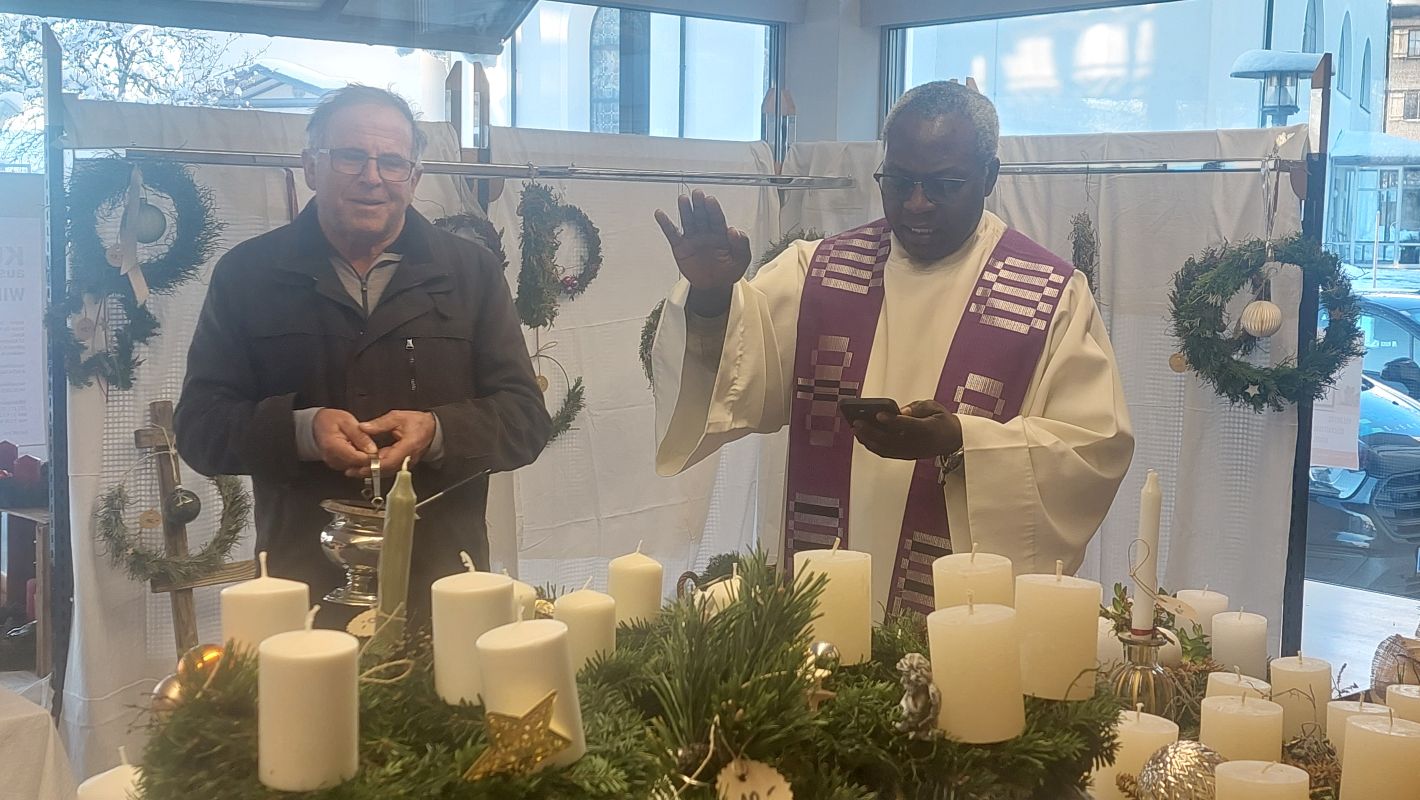 Du betrachtest gerade Adventkranzsegnung in Sattler´s Laden