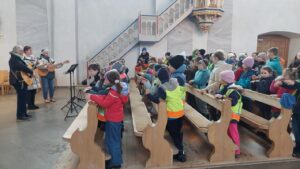 Mehr über den Artikel erfahren Schülermesse ‚Mit Steinen gegen Jesus‘