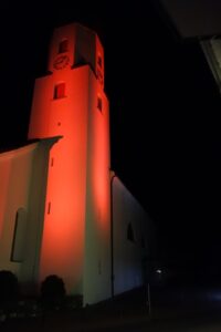 Read more about the article Kirche in Rot / Menschen in Not