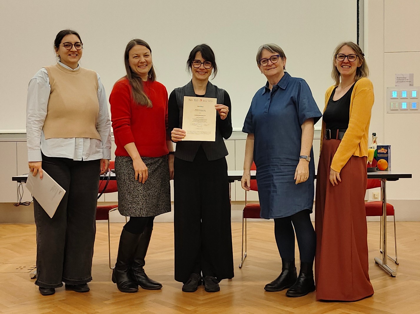 Du betrachtest gerade Herzliche Herzlichen Glückwunsch unserer neuen Bibliothekarin!